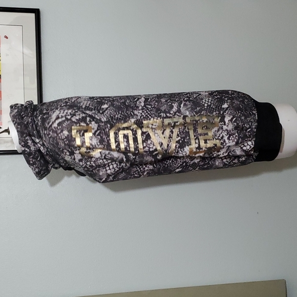 LOVE Blk/White Reptilian Print Cwl Neck Sweatshirt-Long Sleeves w/Gold LOVE-EUC - Picture 5 of 16